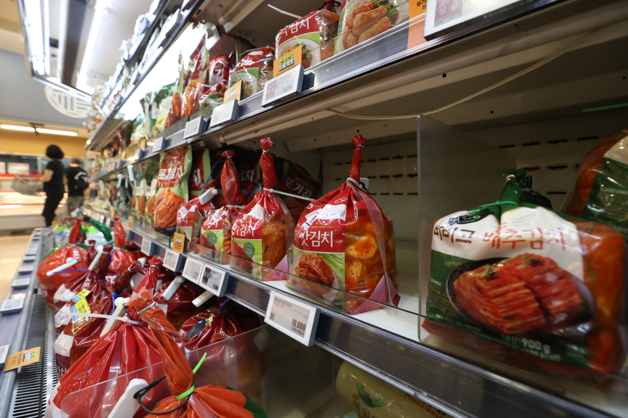 Packs of kimchi displayed in a supermarket cabinet in Seoul (Yonhap)