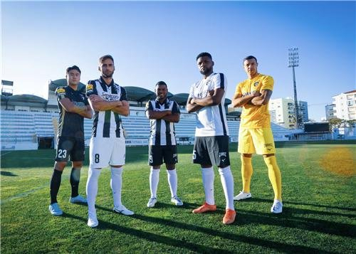 South Korean defender Park Ji-su (left) poses with his four new teammates for Portimonense after signing with the Portuguese club. (Portimonense's Twitter )