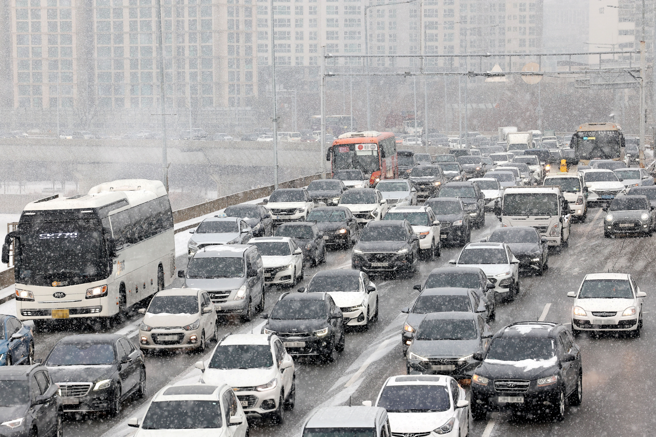 Vehicles are backed up on the Gangbyeon Expressway near Mapo Bridge in Seoul on Thursday morning. (Yonhap)
