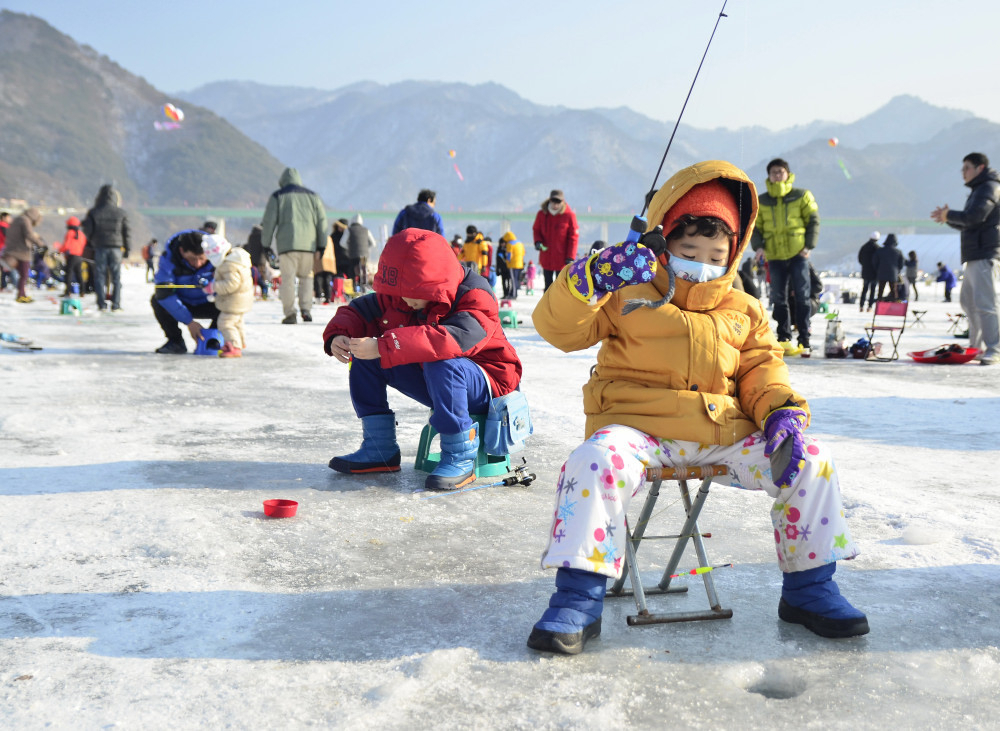 Children enjoy ice fishing at the Inje Ice Fishing Festival (Inje Ice Fishing Festival)