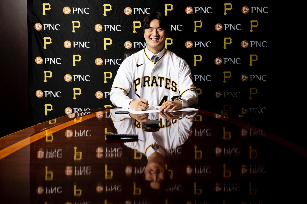 South Korean pitcher Shim Jun-seok signs his contract with the Pittsburgh Pirates at PNC Park in Pittsburgh on Thursday. (Young Bucs' Twitter)