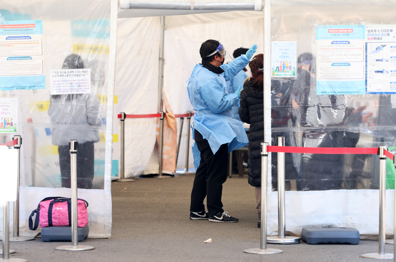 This photo taken on Tuesday shows a makeshift COVID-19 testing center near Seoul Station in central Seoul. (Yonhap)