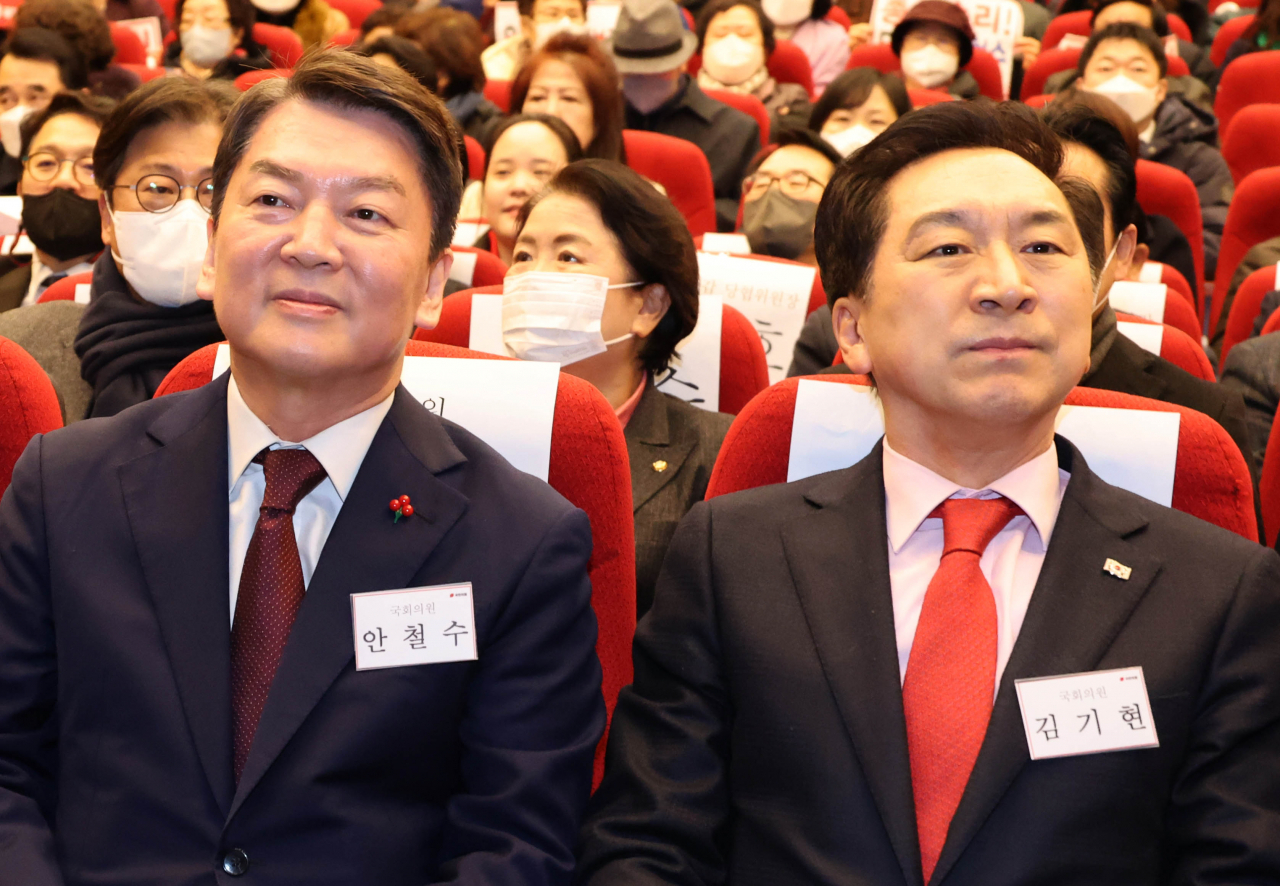 In this file photo, Reps. Ahn Cheol-soo (left) and Kim Gi-hyeon of the ruling People Power Party, who have both declared their bids for party leadership, attend a party event in western Seoul on Jan. 15. (Yonhap)
