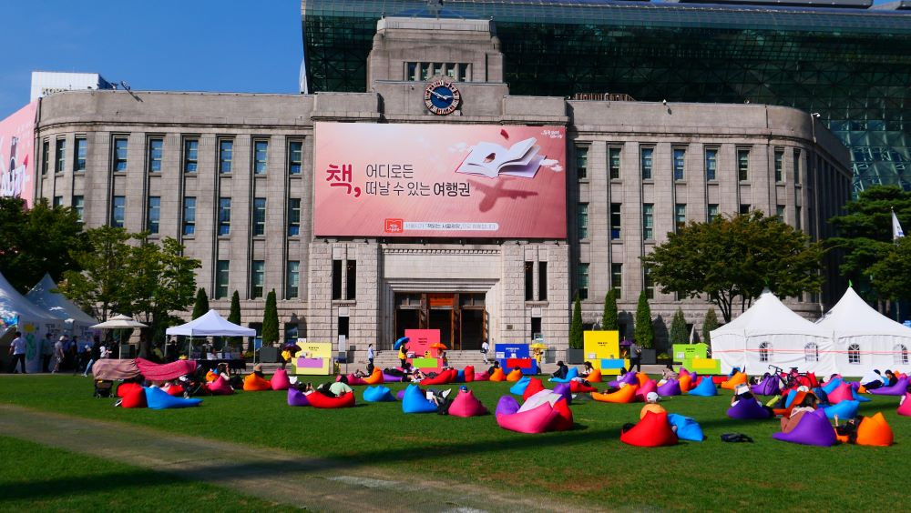 People read books at Seoul Plaza in front of City Hall in Seoul. (Seoul Metropolitan Government)
