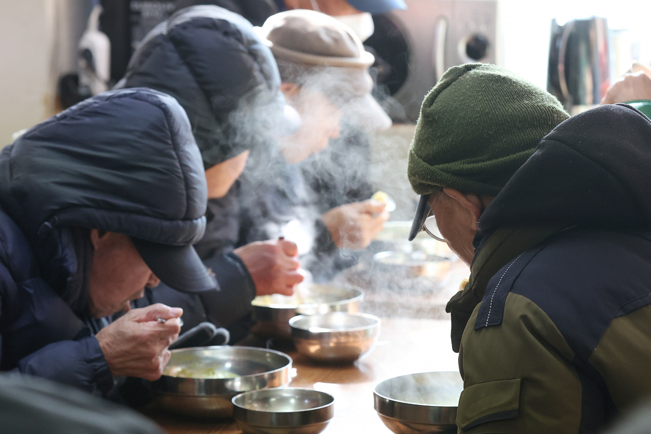 This photo taken on Wednesday shows senior citizens who are provided with free meal in Jongno-gu, Seoul. (Yonhap)