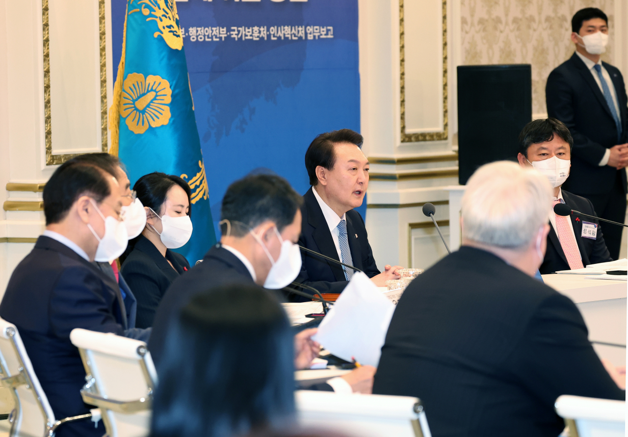 President Yoon Suk Yeol speaks during Friday’s joint policy briefing by the Unification, Interior and Safety, Patriots and Veteran Affairs and Personnel Management ministries at Cheong Wa Dae in Seoul. (Yonhap)
