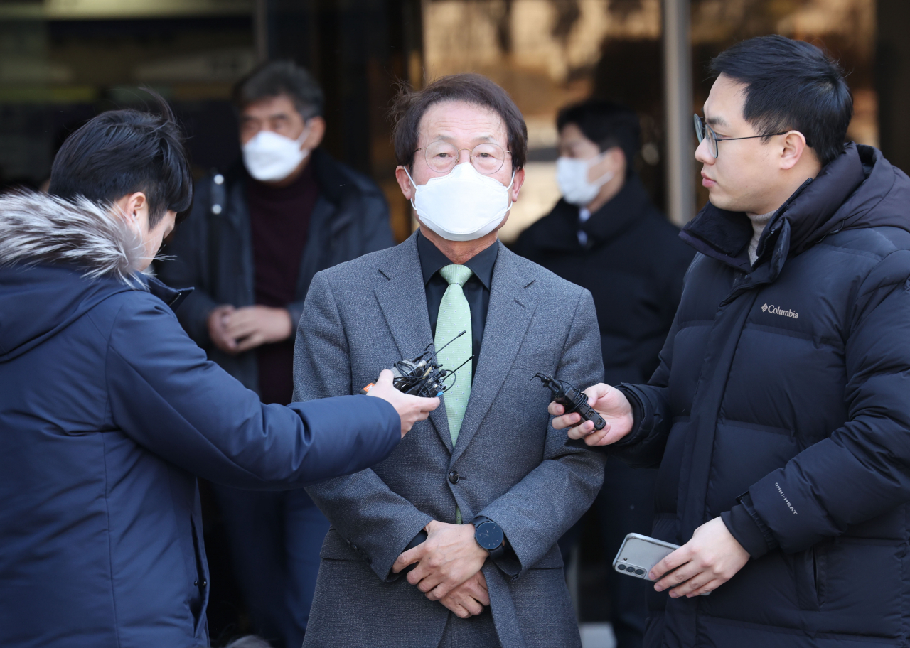 Superintendent of the Seoul Metropolitan Office of Education Cho Hee-yeon (center) speaks to reporters after a district court verdict on Friday. (Yonhap)