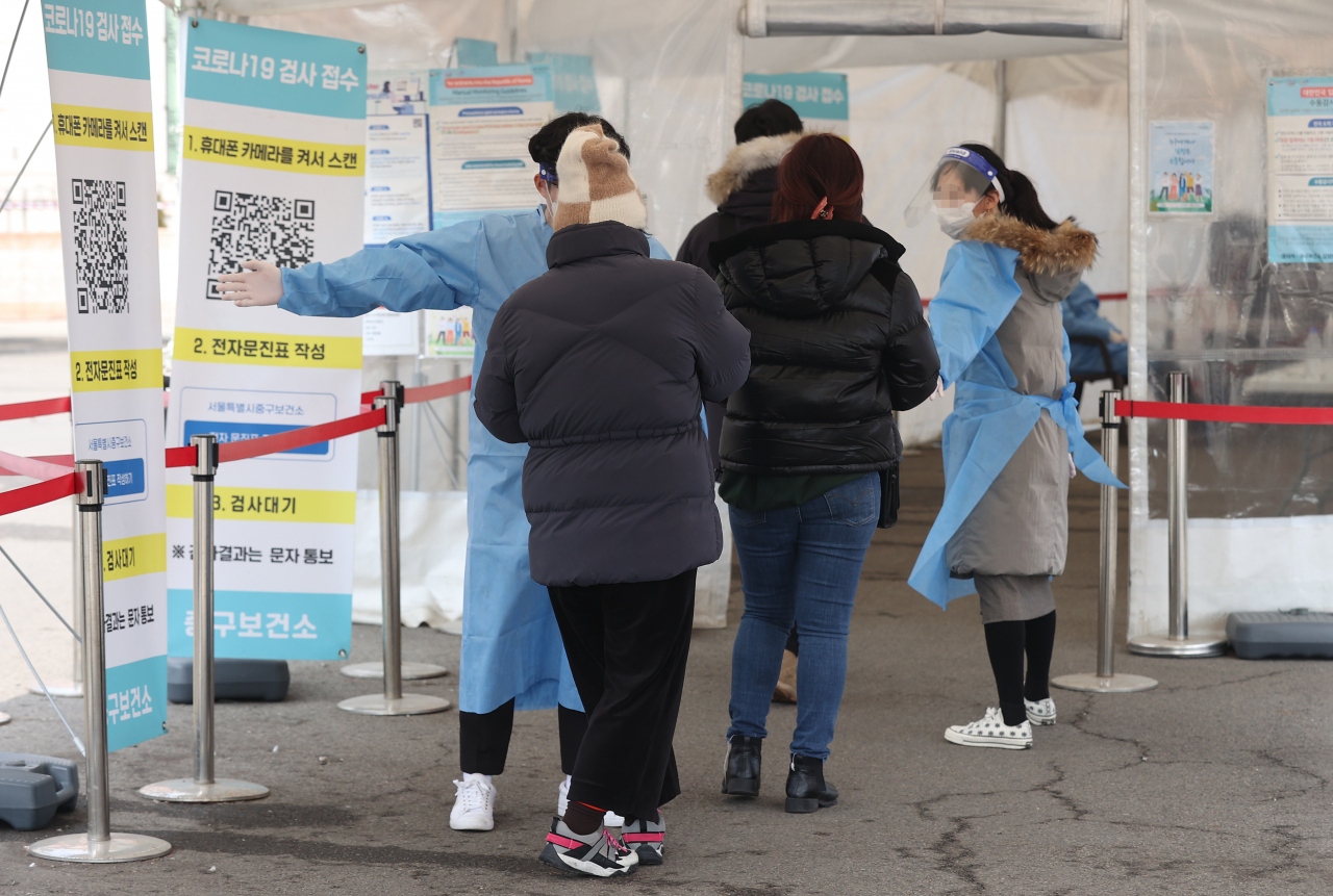 People wait in line to take coronavirus tests at a public health facility at Seoul Station Square on Jan. 23. (Yonhap)