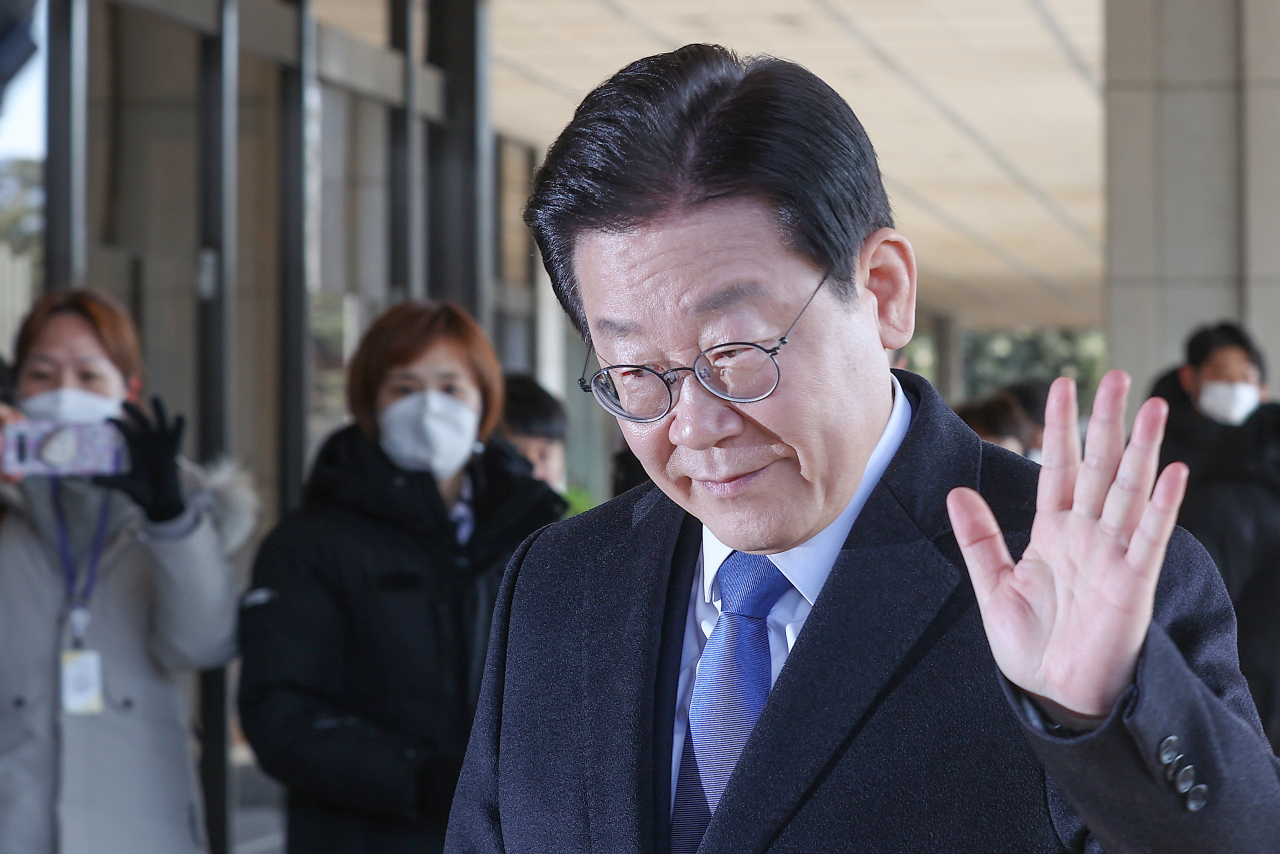 Democratic Party of Korea leader Lee Jae-myung on Saturday appeared at a district prosecutors' office in Seoul. (Yonhap)