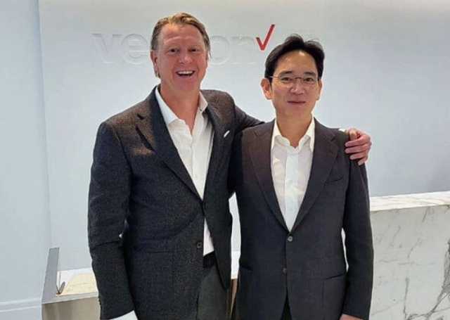 Samsung Electronics Chairman Lee Jae-yong (right), then vice chairman, poses with Verizon Wireless CEO Hans Vestberg during his visit to Verizon headquarters in the US state of New Jersey, in November 2021. (Samsung Electronics)