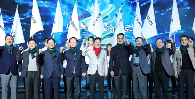 Hana Financial Group Chairman Ham Young-joo (fifth from left) and the group's top executives attend an event at Kyung Hee University in Seoul on Saturday. (Hana Financial Group)