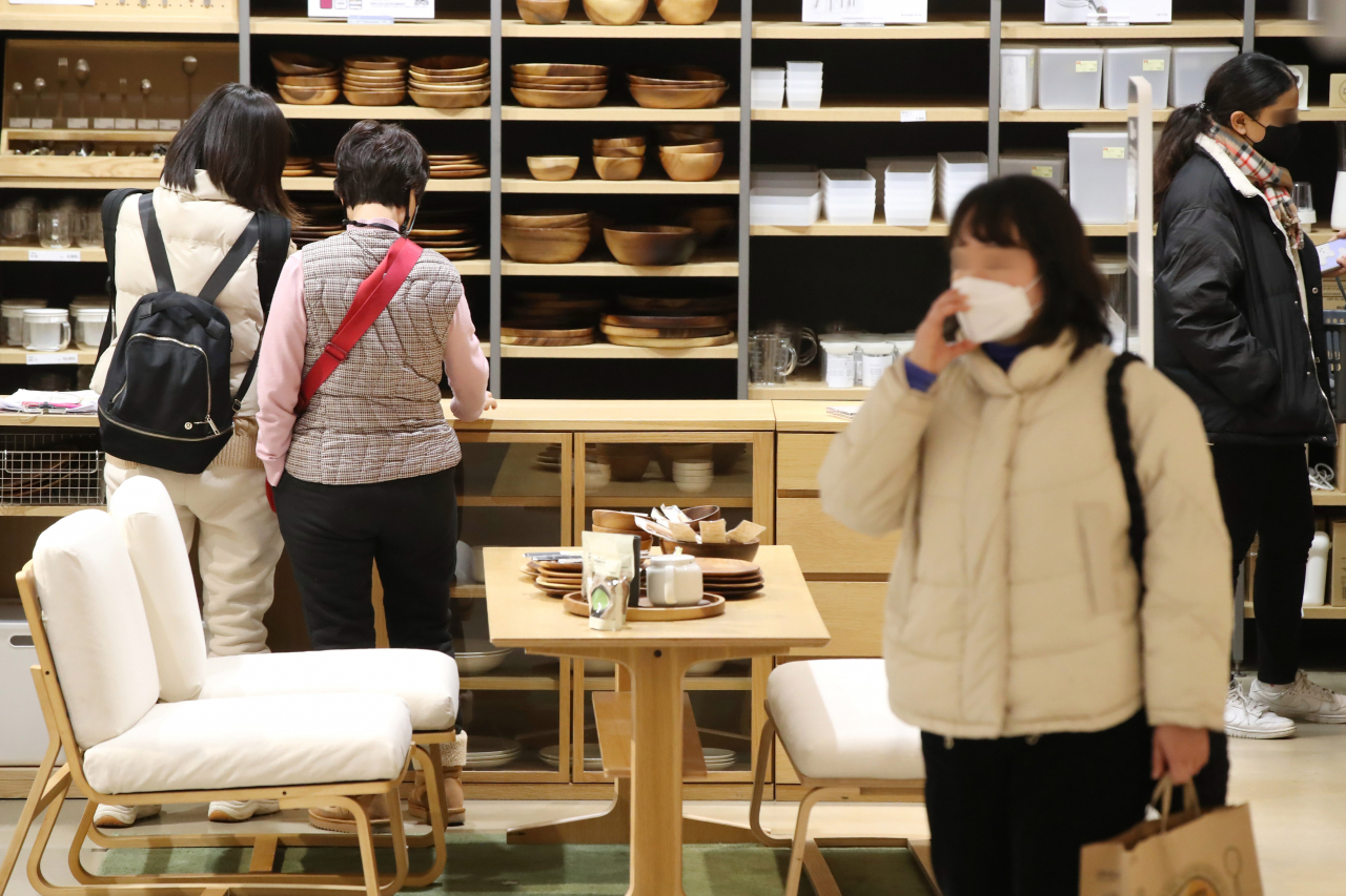 Masked citizens shop at Lotte Department Store in Seo-gu, Daejeon, Monday, despite the lifting of the indoor mask mandate at many places including department stores as of 12:00 a.m. the same day. (Yonhap)