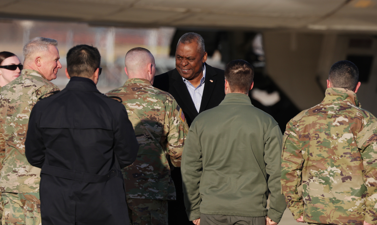 U.S. Defense Secretary Lloyd Austin arrives at Osan Air Base in Pyeongtaek, 70 kilometers south of Seoul, on Jan. 30, 2023. Austin will meet South Korean Defense Minister Lee Jong-sup, reportedly to discuss the United States` pledge to mobilize a full range of its military capabilities, including nuclear, to defend South Korea against North Korea`s nuclear threat. (Pool photo) (Yonhap)