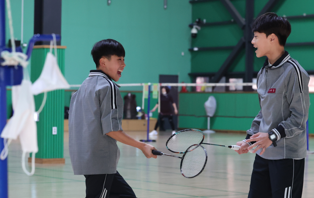 Students play badminton at a sports center in Seoul without masks on Monday, as the government lifted the indoor mask mandate on the day. People are still required to wear masks on public transportation and at hospitals. (Yonhap)