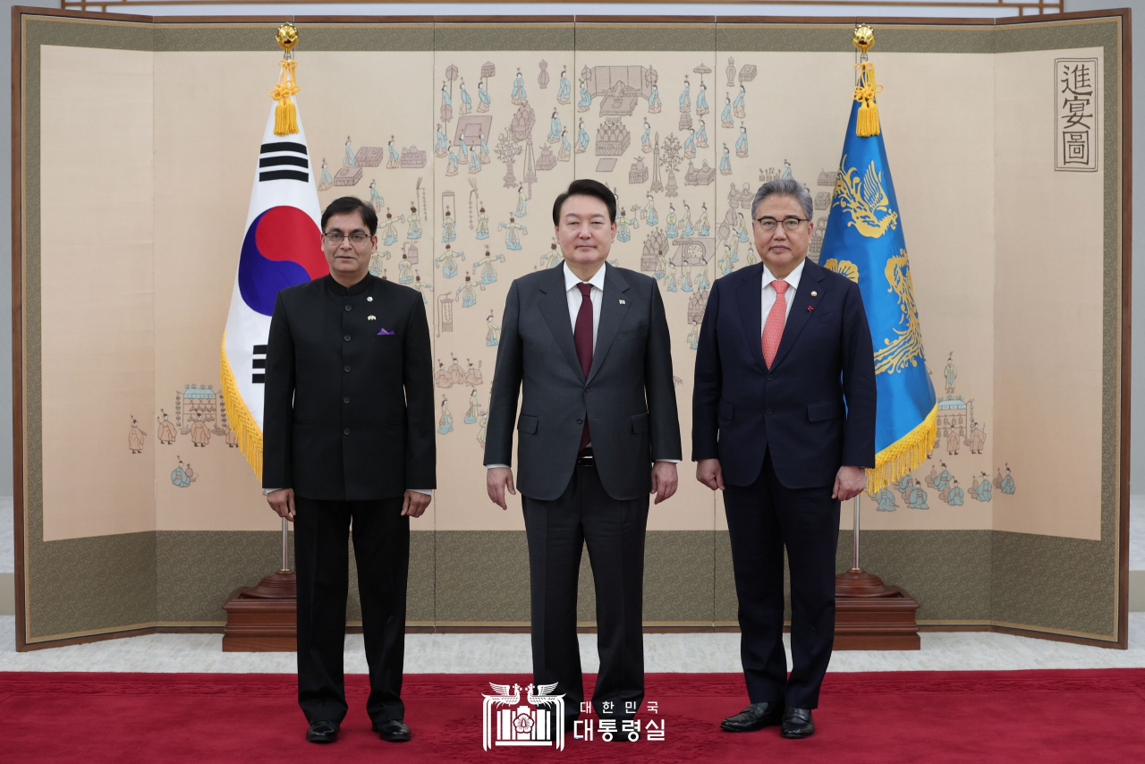 Indian Ambassador to South Korea Amit Kumar (L) , South Korean President Yoon Suk Yeol (C) and South Korean Foreign Minister Park Jin at the presidential office in Seoul on Jan. 26. (Presidential office)