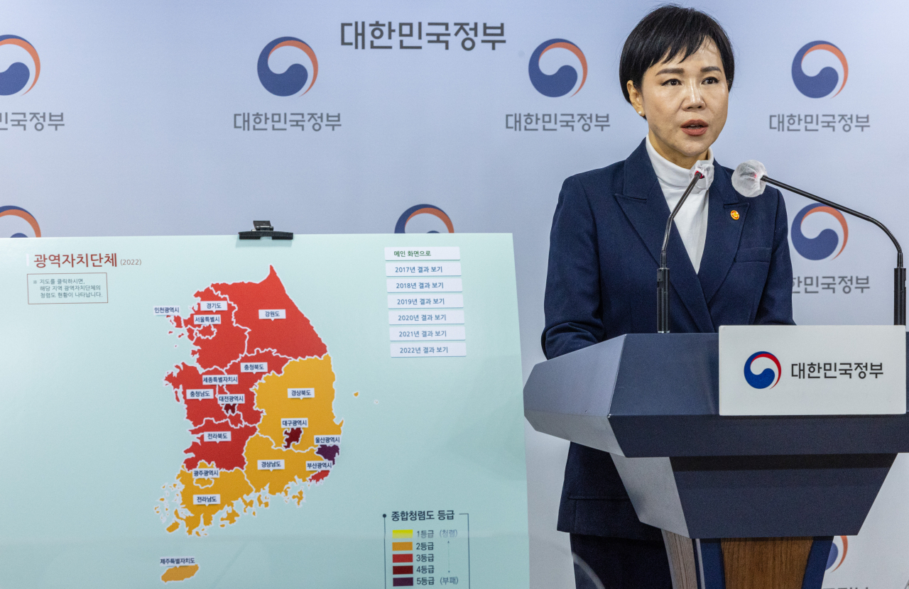 Jeon Hyun-Heui, chairperson of the Anti-Corruption and Civil Rights Commission, briefs about South Korea’s 2022 Corruption Perceptions Index in the Government Complex Seoul on Tuesday. (Yonhap)