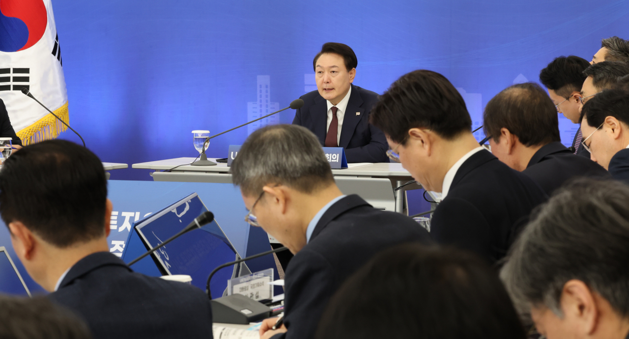 President Yoon Suk Yeol speaks during a meeting on investment from the United Arab Emirates at the Korea International Trade Association in Gangnam-gu, Seoul, on Tuesday. (Yonhap)