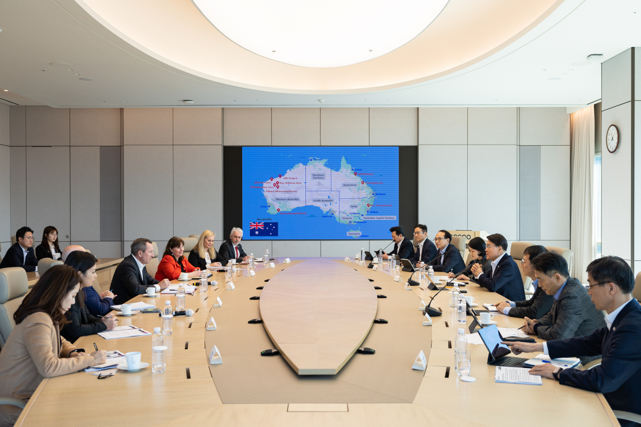 Posco Group Chairman Choi Jeong-woo (fourth from right) and Western Australia Premier Mark McGowan (center left) talk during a group meeting held at Posco Center in Gangnam-gu, Seoul, Monday. (Posco Group)
