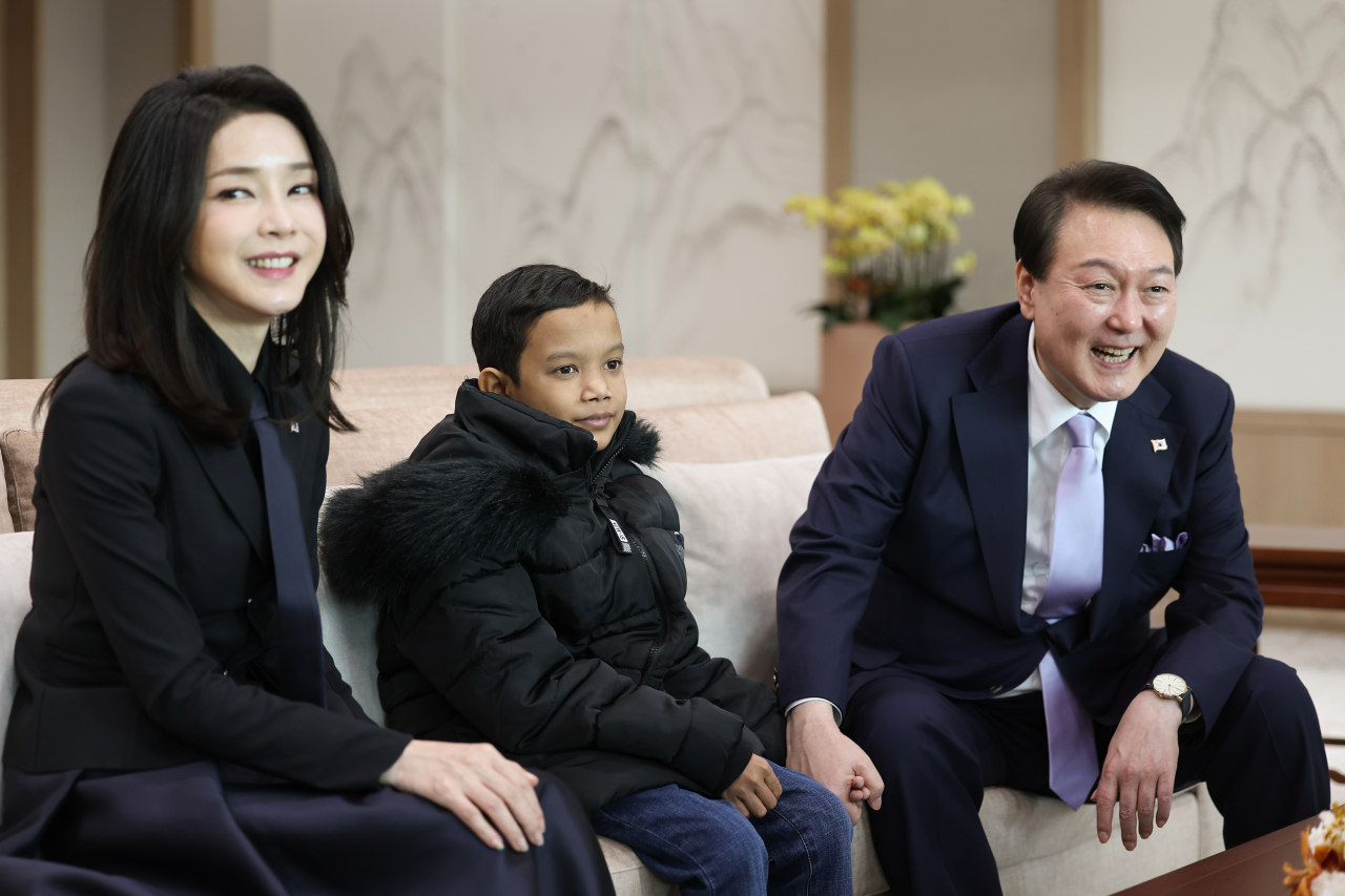 President Yoon Suk Yeol and first lady Kim Keon Hee meet Cambodian boy Aok Rotha who is recovering from heart disease surgery at the presidential office in Yongsan, Seoul, on Tuesday. (Yonhap)
