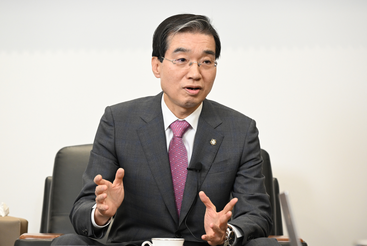 Lee Jong-yop, president of the Korean Bar Association, speaks at an interview with The Korea Herald at the KBA headquarters in January. (Im Se-jun/The Korea Herald)