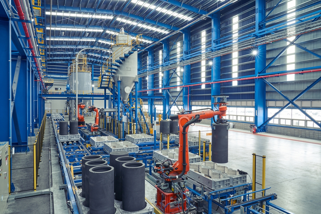 Automated robots work at Posco Chemical's phase 1 anode material manufacturing facility in the southeastern industrial city of Pohang, whose construction was completed in December 2021. (Posco Chemical)
