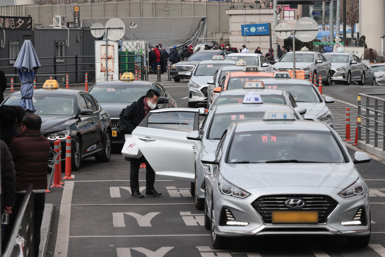 Cabs line up in front of Seoul Station to wait for passengers on Tuesday. (Yonhap)