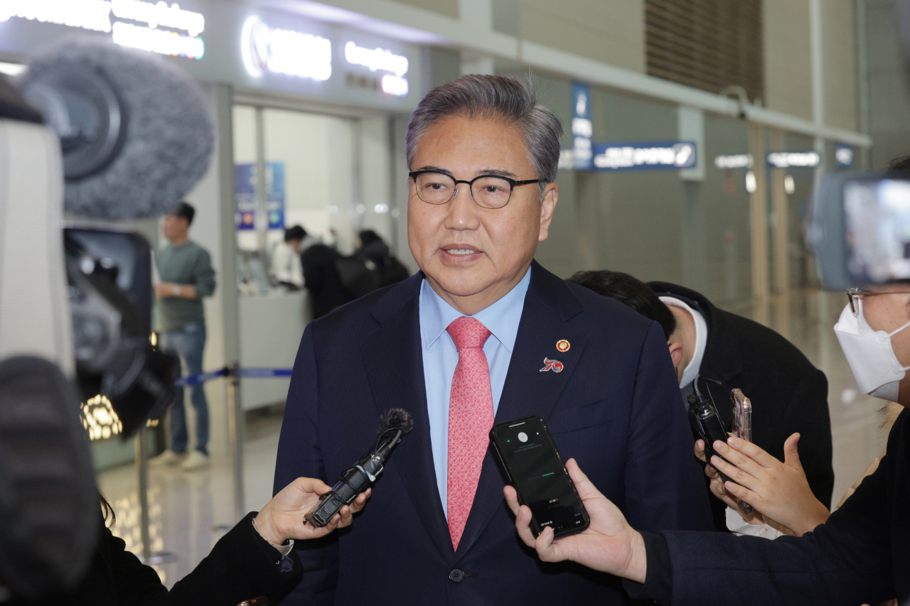 Foreign Minister Park Jin speaks to reporters before flying to the US at Incheon International Airport on Wednesday. (Yonhap)