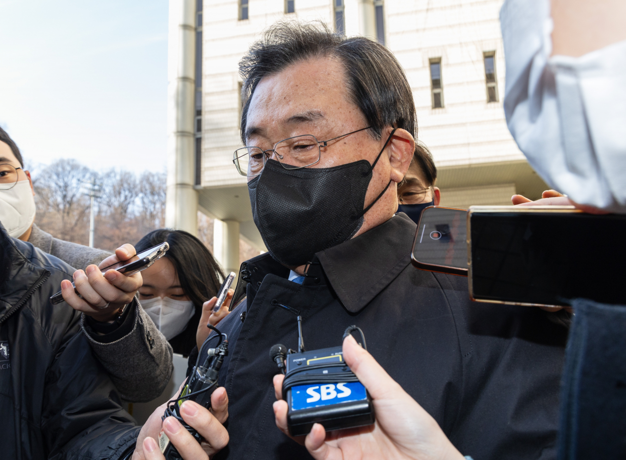 Lee Byung-kee, the former presidential chief of staff, walks out of a district court in Seoul after a verdict on Wednesday. (Yonhap)
