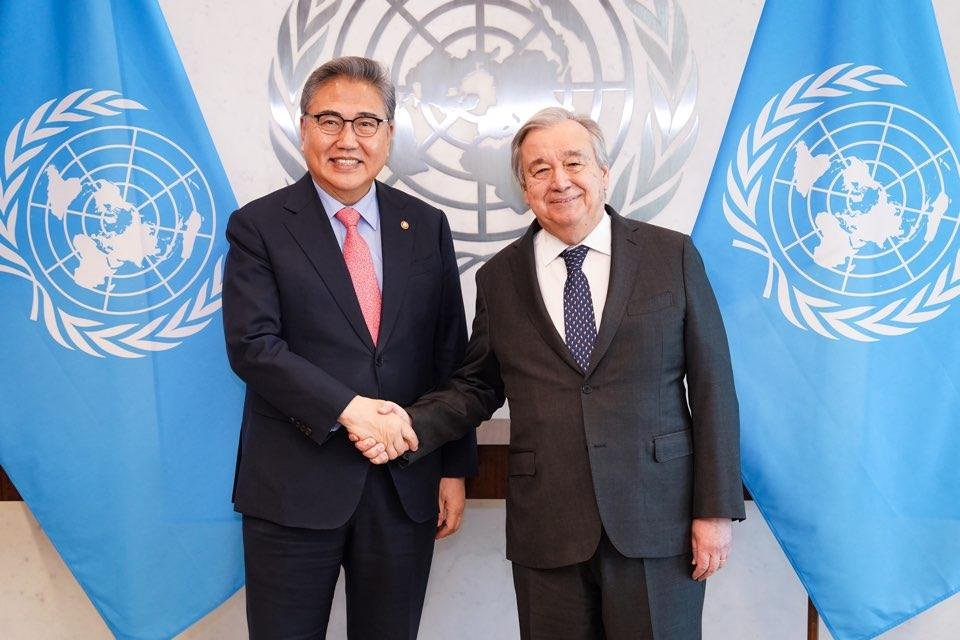 South Korean Foreign Minister Park Jin (left) shakes hands with United Nations Secretary General Antonio Guterres during a meeting at the UN headquarters in New York on Wednesday. (Ministry Of Foreign Affairs)