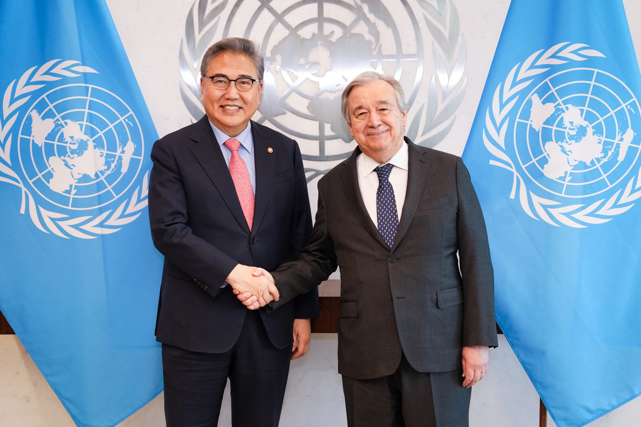 Foreign Minister Park Jin (left) and UN Secretary-General Antonio Guterres hold talks at the UN headquarters in New York on Wednesday. (Ministry of Foreign Affairs)