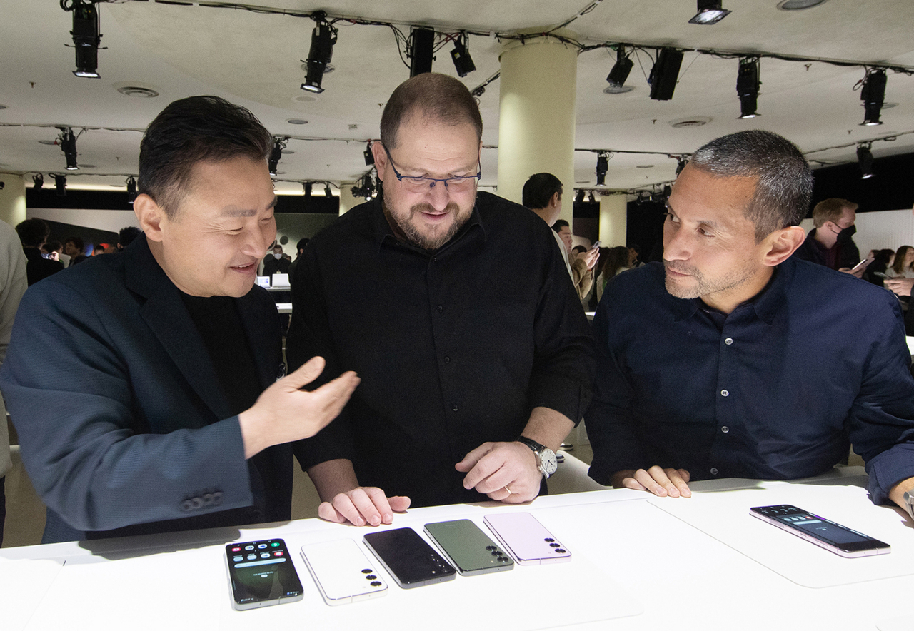 From left: Samsung Electronics President Roh Tae-moon, Qualcomm CEO Cristiano Amon and Hiroshi Lockheimer, senior vice president of platforms and ecosystems at Google, chat at the unveiling event for Samsung's latest Galaxy S23 phones in San Francisco on Wednesday. (Samsung Electronics)