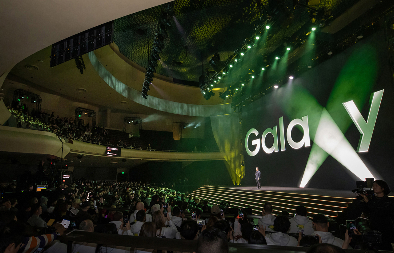Samsung Electronics on Wednesday holds the unveiling event for the latest Galaxy S23 series at the Masonic Auditorium in San Francisco, the first in-person event for its flagship phones after three years of pandemic disruptions. (Reuters-Yonhap)