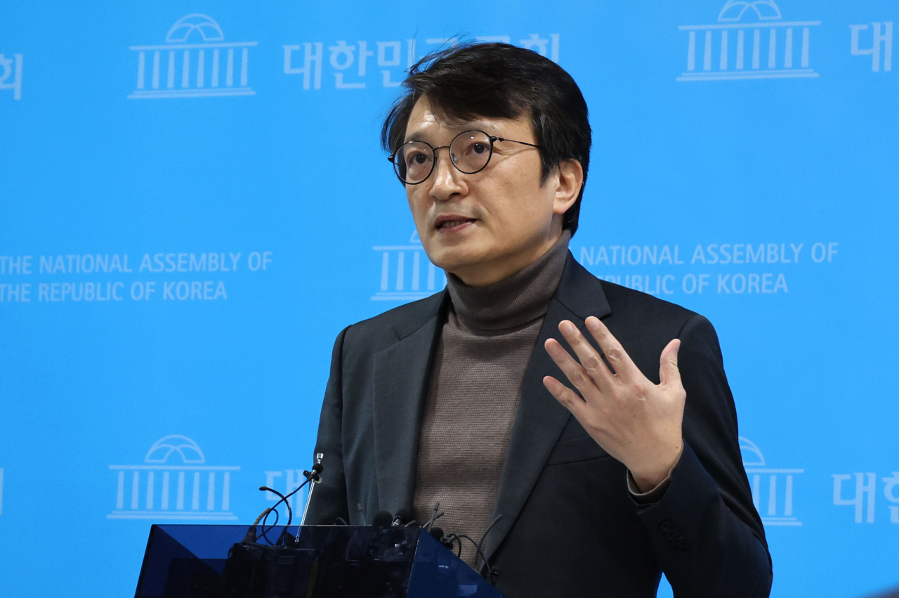 Democratic Party Spokesperson Kim Eui-kyeom speaks at a press briefing in Yeouido, Seoul, on Monday morning. (Yonhap)