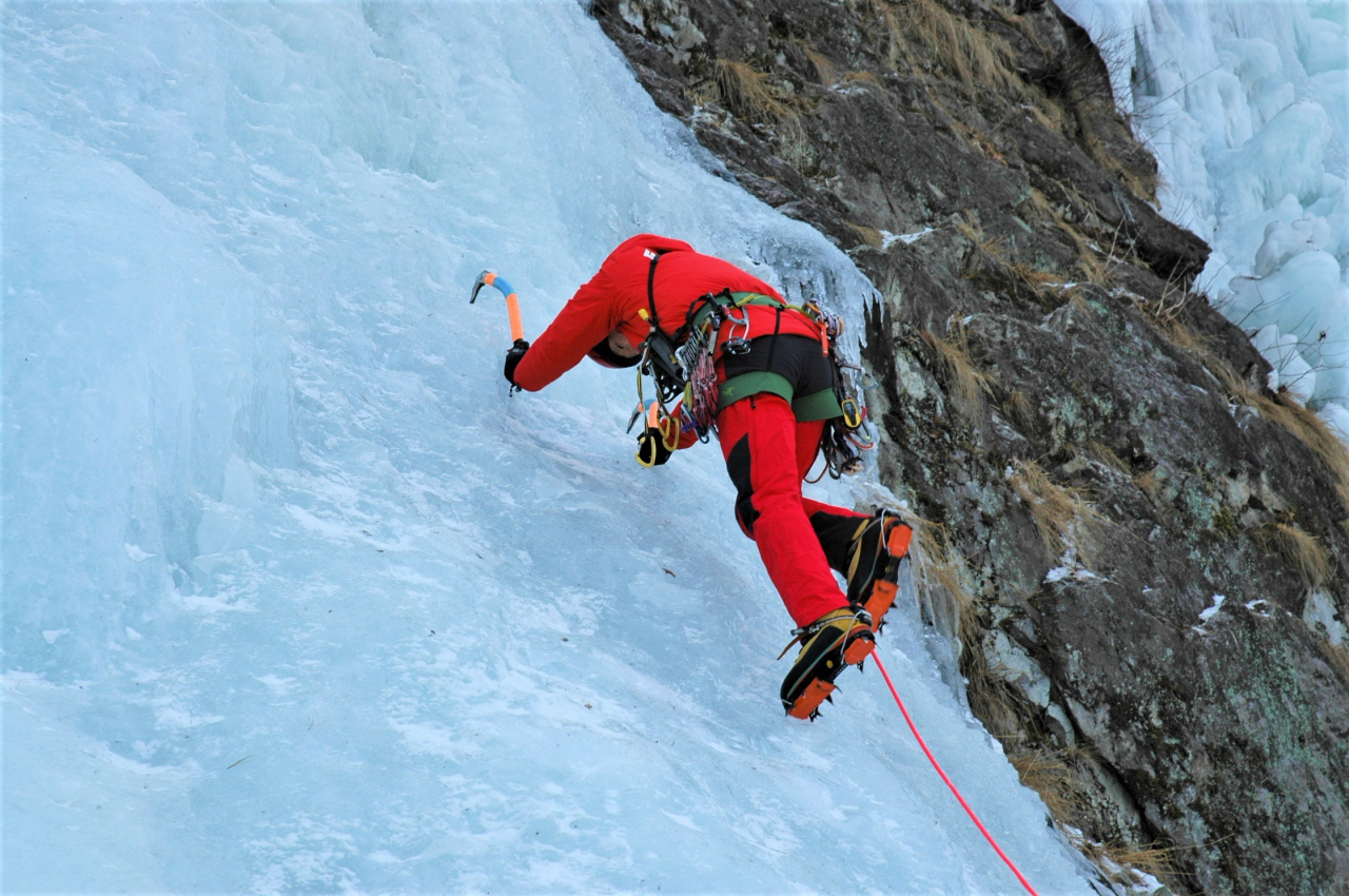 Climber enjoys ice climbing at Pandae Ice Park in Wonju, Gangwon Province, Tuesday. (Lee Si-jin/The Korea Herald)