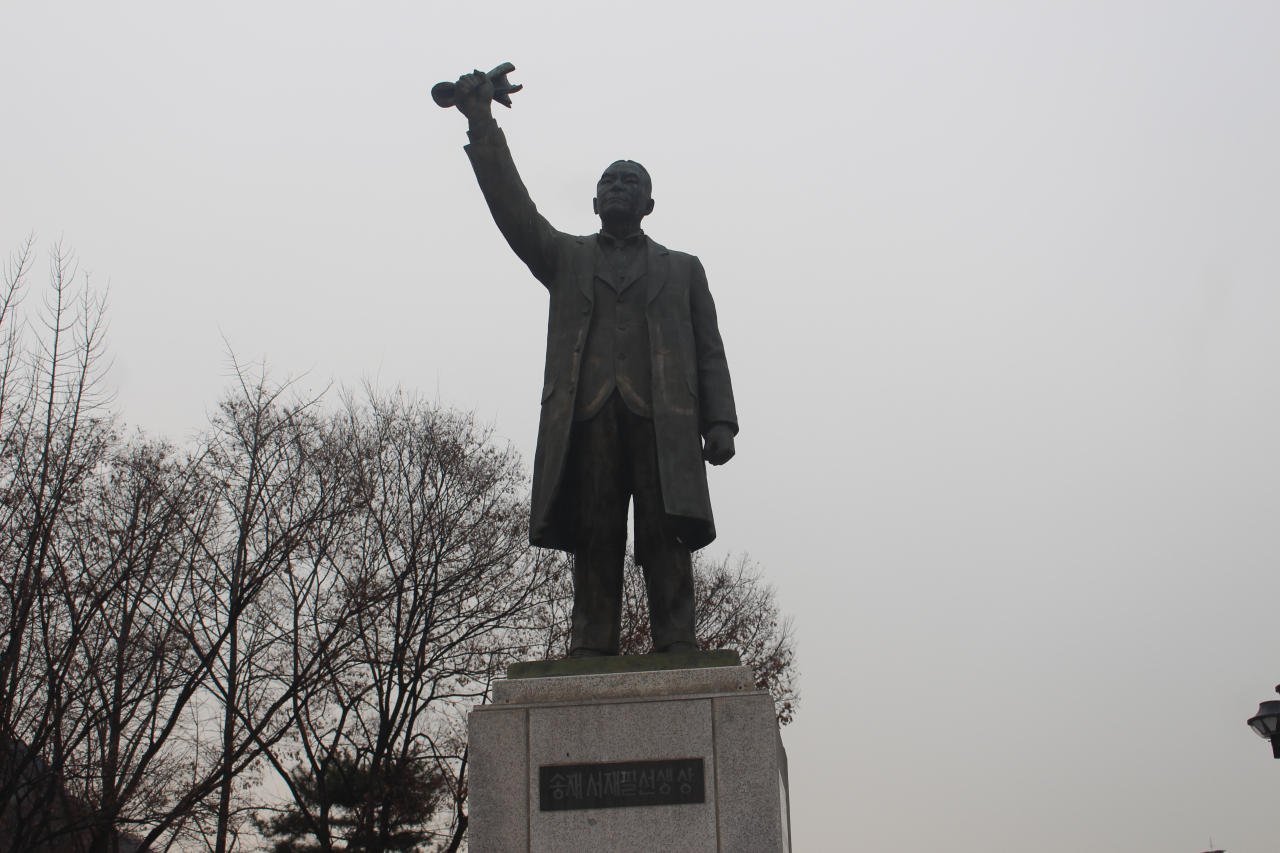 The statue of independence fighter Soh Jai-pil at the Soedaemu Independence Park, Seodaemun-gu, western Seoul. (Yoon Min-sik/The Korea Herald)
