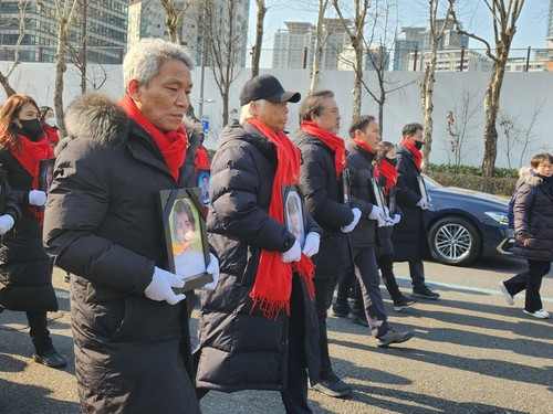 Families of the Itaewon tragedy victims march on a street in central Seoul on Saturday, one day before the 100th day of the accident. (Yonhap)
