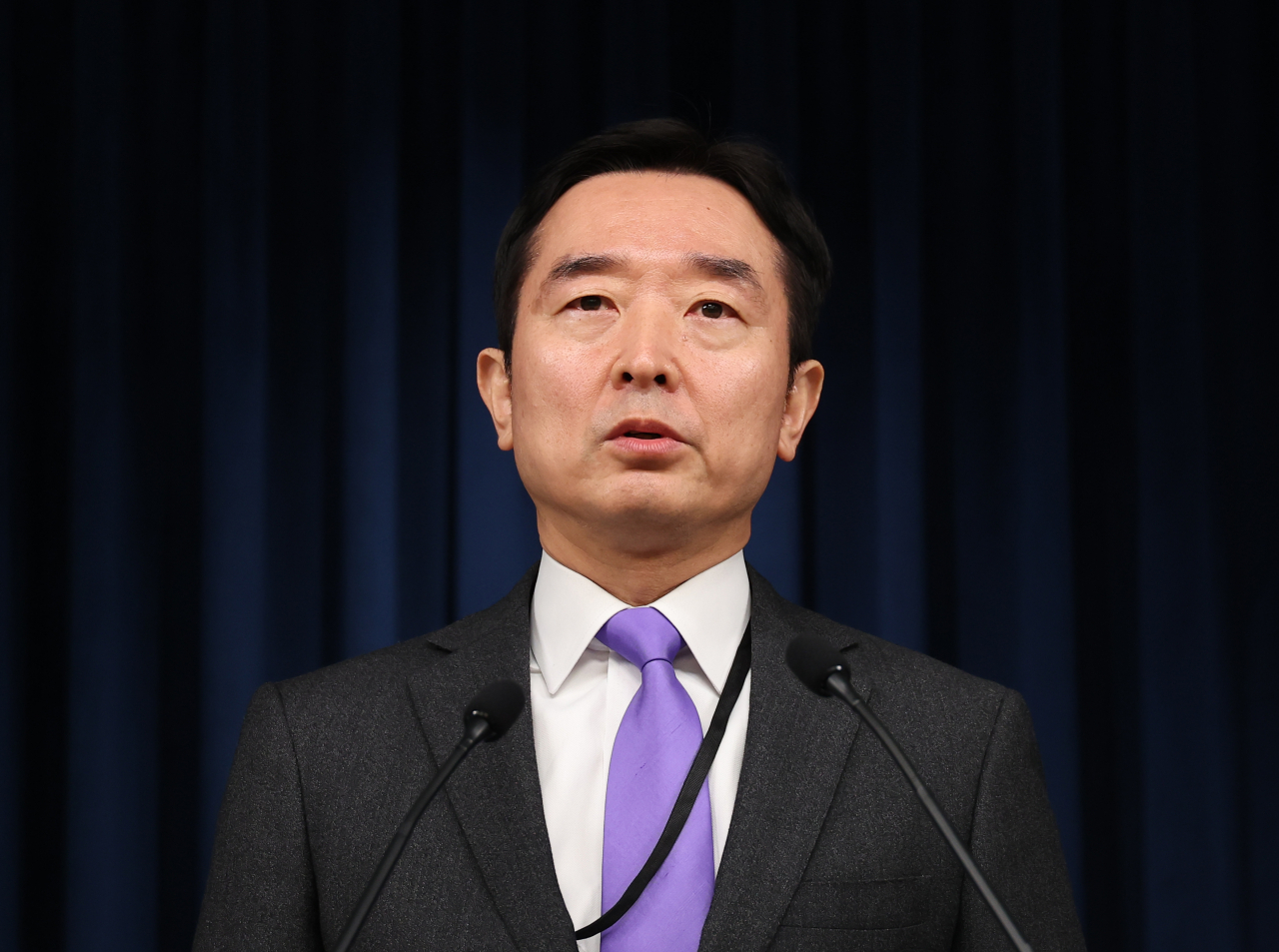 Lee Do-woon, a former editorial writer of Munhwa Ilbo, appointed as the new presidential spokesperson, speaks at the presidential office building in Yongsan, Seoul, Sunday afternoon. (Yonhap)