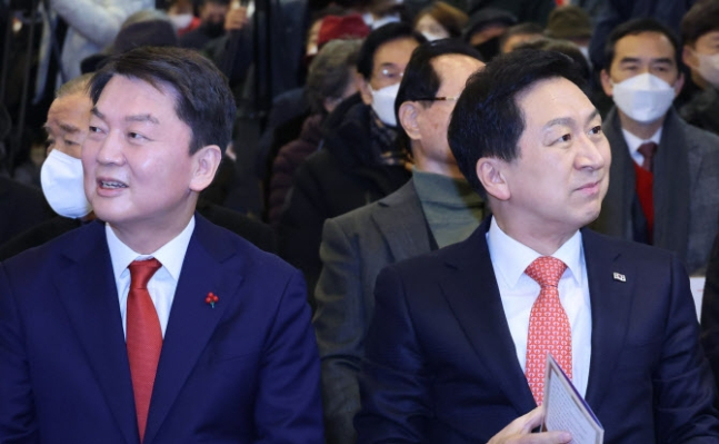 Rep. Kim Gi-hyeon and Ahn Cheol-soo, the front-runners for the People Power Party leadership post, attend a party meeting held in Namdong-gu, Incheon, on Jan. 11. (Yonhap)