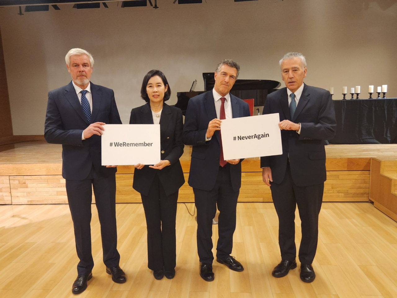 German Ambassador to Korea (far left), Israeli Ambassador to Korea Akiva Tor (center right) and US Ambassador to Korea Philip S. Goldberg (far right) attend the International Day of Commemoration in memory of the victims of the Holocaust at the Goethe Institut Seoul in Yongsan-gu, Seoul, Monday. (Israeli Embassy in Seoul)