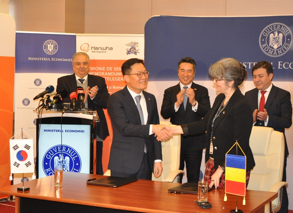 Son Jae-il, CEO of Hanwha Aerospace (front left), and Florentina Micu, director of ROMARM, shake hands after signing a memorandum of understanding in Bucharest, Romania, Monday. (Hanwha Aerospace)