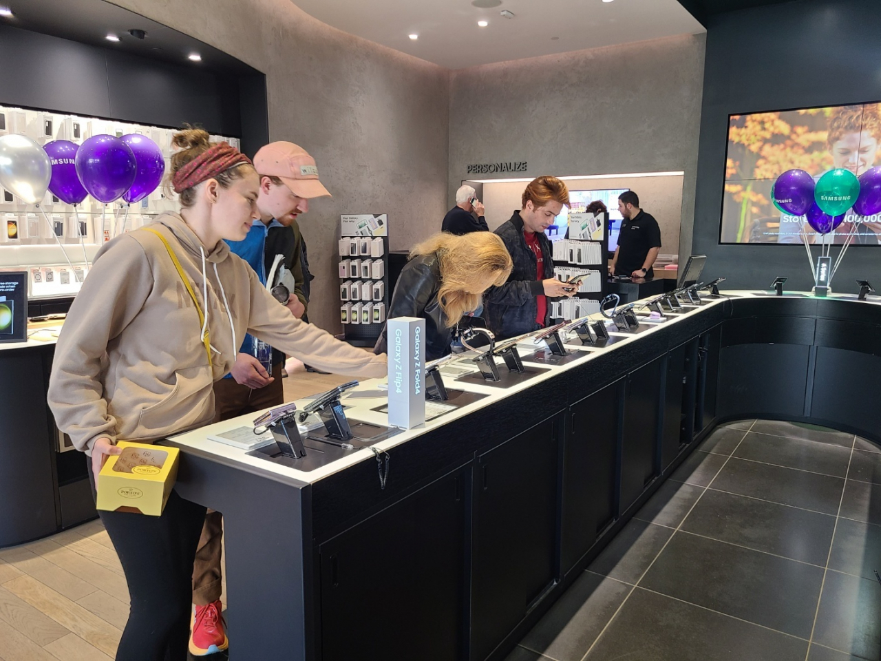 Visitors explore Samsung's latest electronic devices at Samsung Experience Store in Glendale, California, on Friday. (Jie Ye-eun/The Korea Herald)
