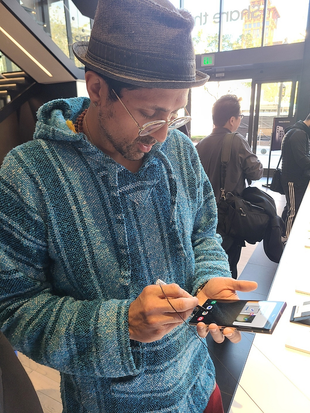 Actor Sumeet Dang explores Samsung's latest electronic devices at Samsung Experience Store in Glendale, California, on Friday. (Jie Ye-eun/The Korea Herald)