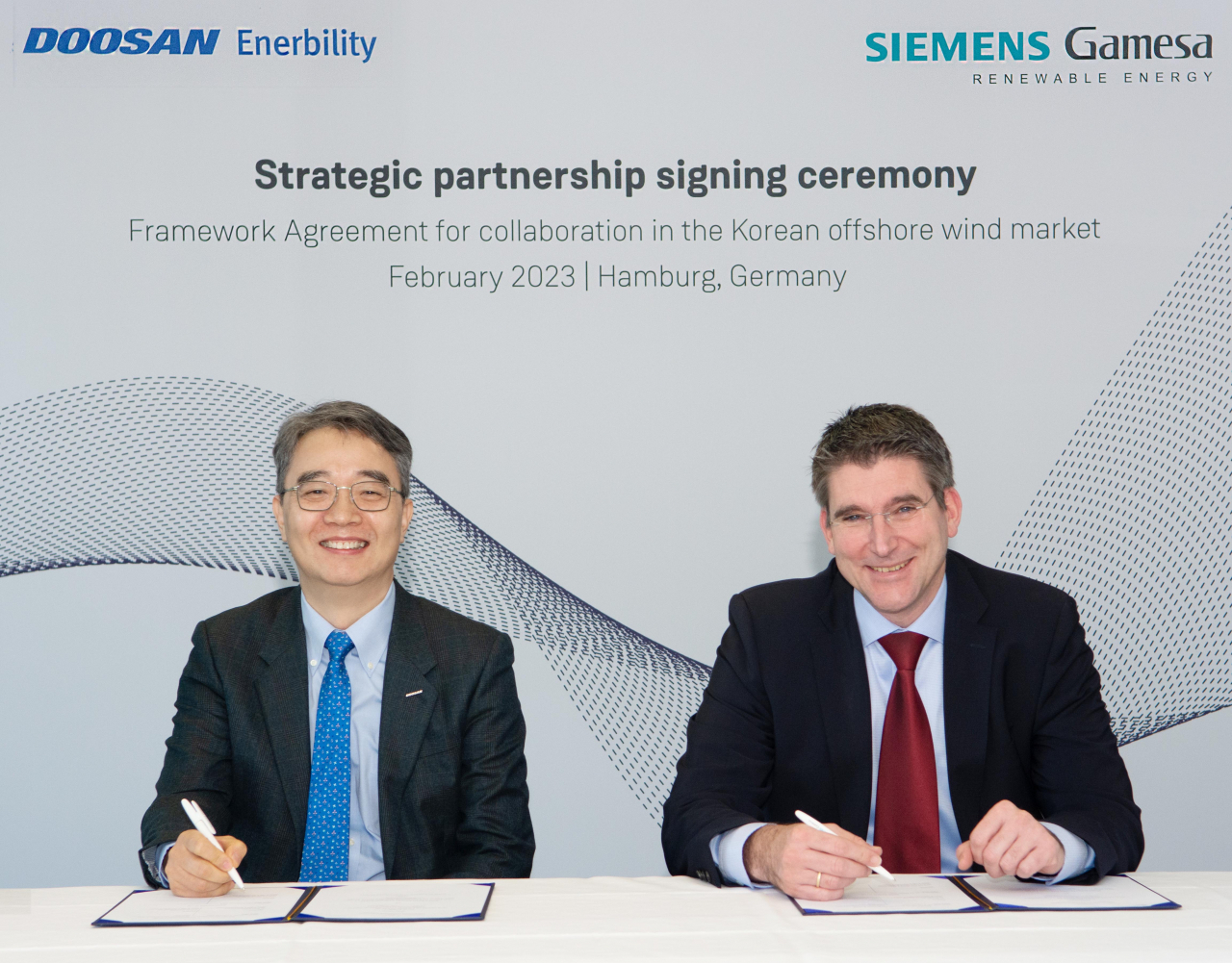 CEO of Doosan Enerbility’s Power Services Business Group Park Hongook (left) and CEO of Siemens Gamesa’s offshore business Marc Becker sign a framework agreement for strategic cooperation in the Korean offshore wind power market. (Doosan Enerbility)
