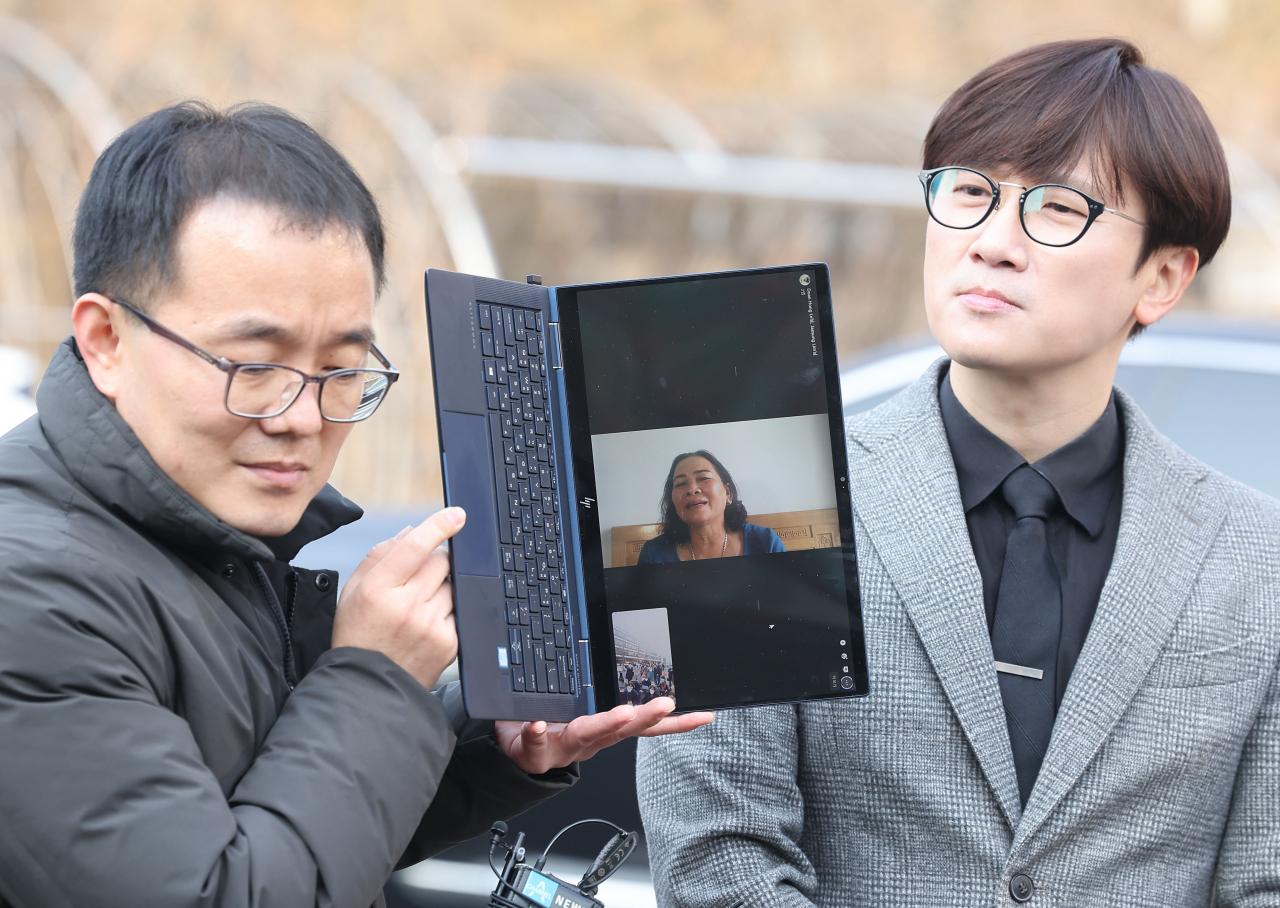 Nguyen Thi Thanh (center) is seen speaking virtually with reporters and her legal representatives after Tuesday's court ruling at the Seoul Central District Court. (Yonhap)