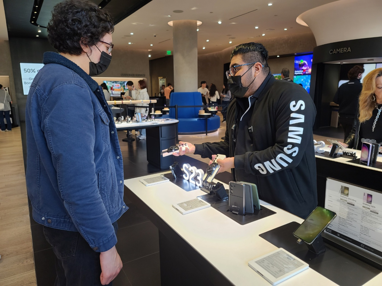 A local consumer checks out the Galaxy S23 series at Samsung Experience Store in Glendale, California, on Friday. (Jie Ye-eun/The Korea Herald)