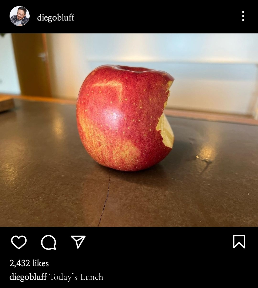 Hyundai Card Vice Chairman Chung Tae-young posts a photo of a bitten apple on Feb. 3 on Instagram in a not-so-veiled reference to the Apple Pay launch. (Hyundai Card Vice Chairman Chung Tae-young's Instagram)