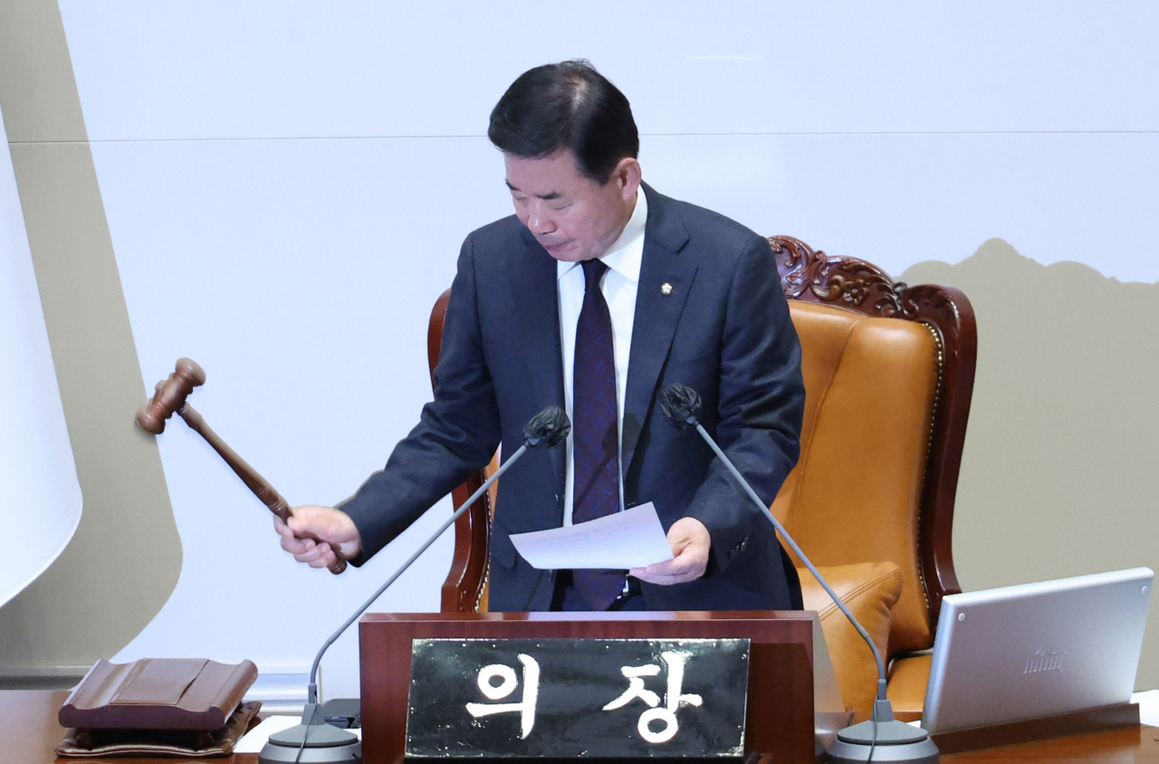 National Assembly Speaker Kim Jin-pyo hits a gavel on Wednesday announcing the passage of a bill to impeach Interior and Safety Minister Lee Sang-min. (Yonhap)