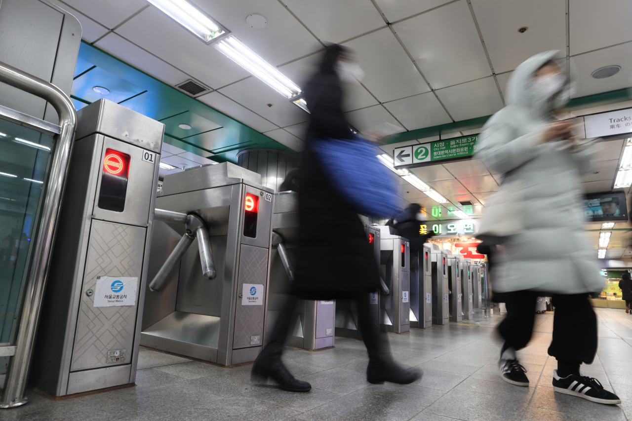 Passengers at the Shinchon Station, Line No. 2, Seoul (Yonhap)