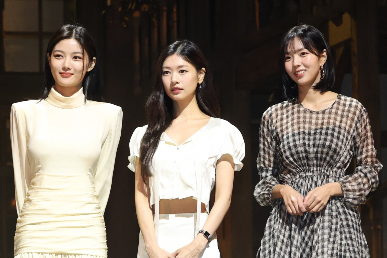 (From left) Actors Kim Yoo-jung, Jung So-min and Chae Soo-bin pose for a group photo at a press conference held at the CJ Towol Theater in the Seoul Arts Center, Tuesday. (Yonhap)