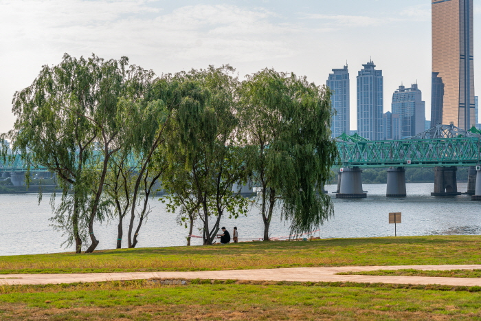 A Han River view from Nodeul Island (Courtesy of The Korea Tourism Organization)